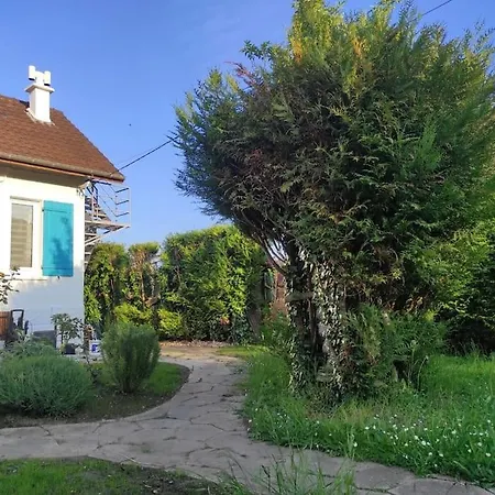 Holiday home Petite Maison Bord De La Seine Saint-Pierre-du-Vauvray